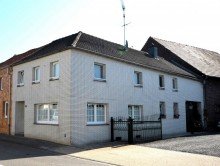 Front Einfamilienhaus zur Miete mit Innenhof und PKW-Stellplatz in Hückelhoven-Ratheim