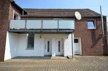 Seitenansicht mit Blick auf die sep. Eingänge Ein-/Zweifamilienhaus als Doppelhaushälfte in ruhiger Lage von Heinsberg-Porselen