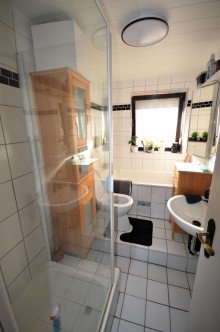 Badezimmer Modernisierungsbed�rftige Erdgeschosswohnung im Zweifamilienhaus in H�ckelhoven-Ratheim
