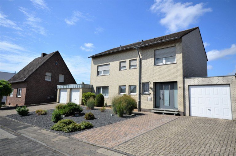 Frontansicht H�ckelhoven Einfamilienhaus Individuelles und gro�z�giges EFH mit 3 Garagen in bester Lage von H�ckelhoven-Stadt