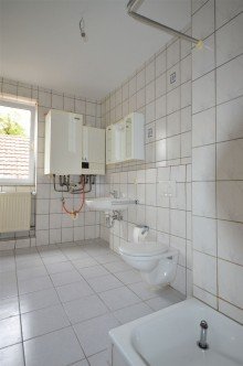 Wohnung OG links - Bad Vermietetes MFH mit 4 Wohneinheiten und Ausbaureserve für weitere 3 Wohneinheiten in Wassenberg