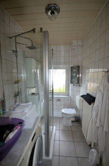 Wohnung DG - Bad Vermietetes MFH mit 4 Wohneinheiten und Ausbaureserve für weitere 3 Wohneinheiten in Wassenberg
