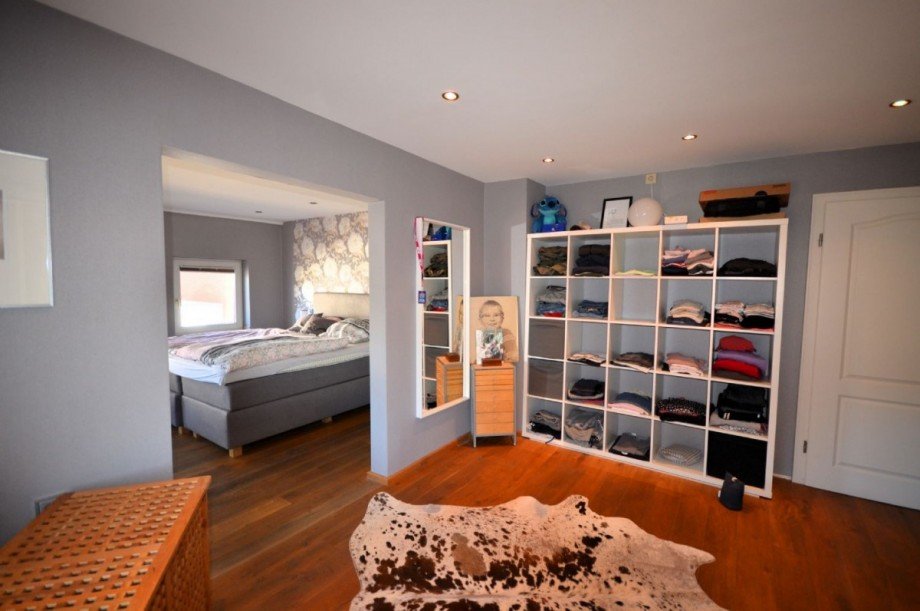 Ankleidezimmer mit Zugang zum Schlafzimmer Einfamilienhaus Hückelhoven-Ratheim