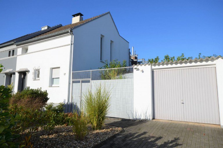 Front M�nchengladbach Einfamilienhaus Gro�z�giges, modernisiertes Einfamilienhaus mit Garage in M�nchengladbach-Waldhausen