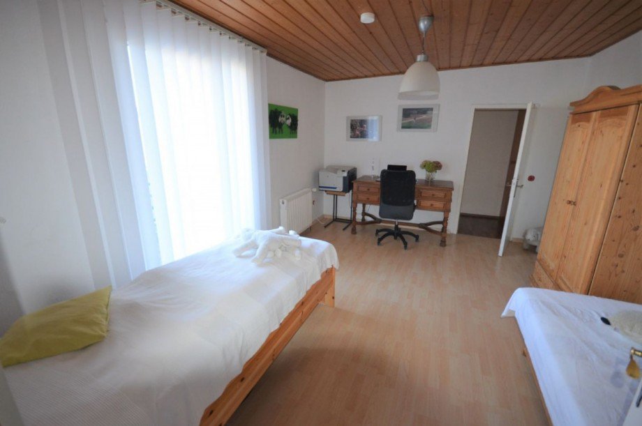 Zimmer 2 OG mit Zugang zum Balkon Bild 1 Einfamilienhaus M�nchengladbach