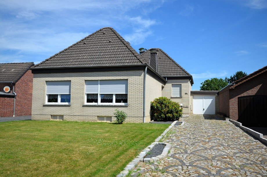 Frontansicht 1 Bungalow Heinsberg-Unterbruch