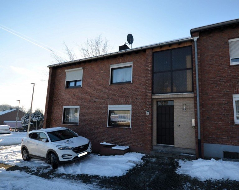 Frontbild 2 H�ckelhoven-Ratheim Erdgeschosswohnung Modernisierungsbed�rftige Erdgeschosswohnung im Zweifamilienhaus in H�ckelhoven-Ratheim