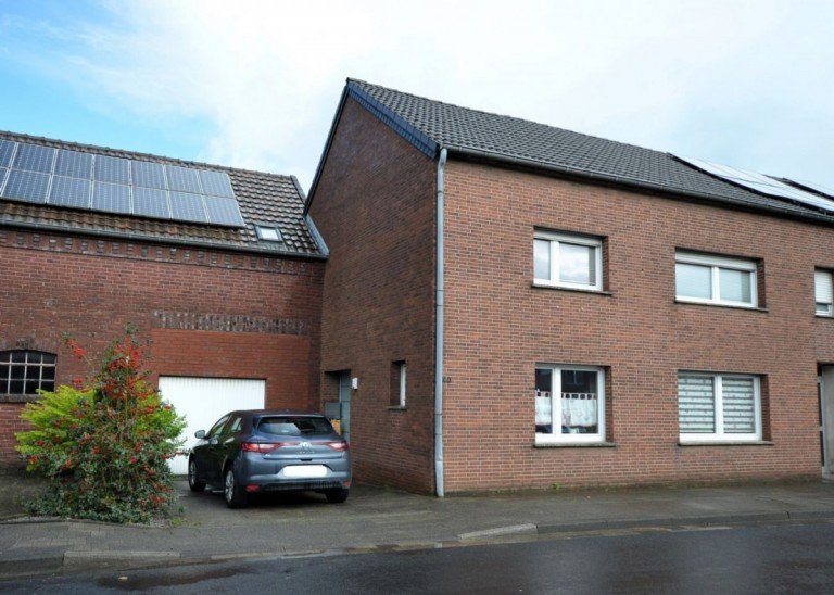 Front Heinsberg-Unterbruch Doppelhaush�lfte Großzügiges Einfamilienhaus zur Miete mit Innenhof und PKW-Stellplatz in Heinsberg-Unterbruch