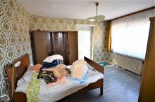 Zimmer 2 OG mit Zugang zur Dachterrasse Sanierungsbed�rftiges Einfamilienhaus auf sch�nem Grundst�ck in ruhiger Lage von Erkelenz-Hetzerath