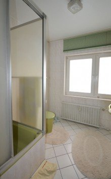 Badezimmer Bild 2 DG Kapitalanlage - Mehrfamilienhaus mit Ladenlokal in zentraler Lage von H�ckelhoven