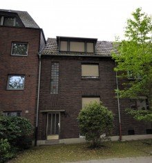 Front Modernisierungsbedürftiges Reihenmittelhaus in Mönchengladbach - Lürrip