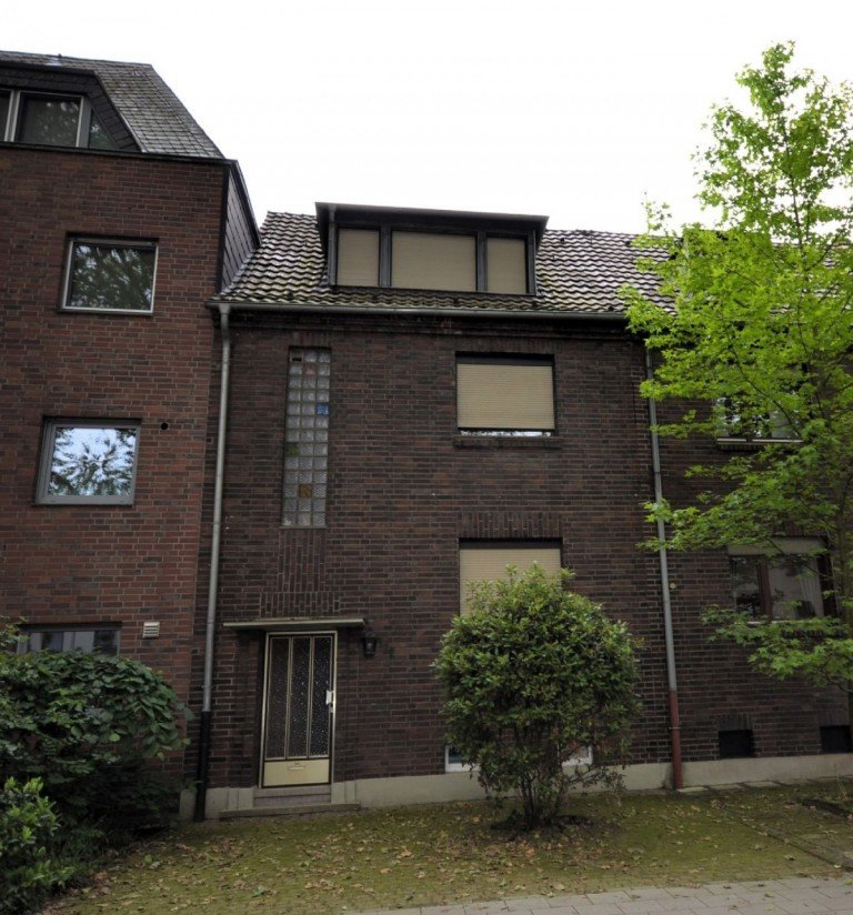 Front Mönchengladbach Reihenmittelhaus Modernisierungsbedürftiges Reihenmittelhaus in Mönchengladbach - Lürrip