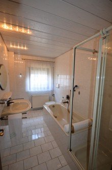 Badezimmer Gem�tlicher Bungalow mit Einliegerwohnung in M�nchengladbach-Wickrathberg