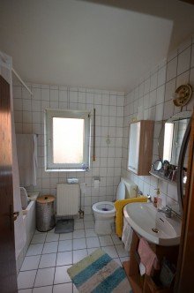 Wohnung EG links - Badezimmer Für Kapitalanleger!  Solides Mehrfamilienhaus in Wassenberg-Myhl