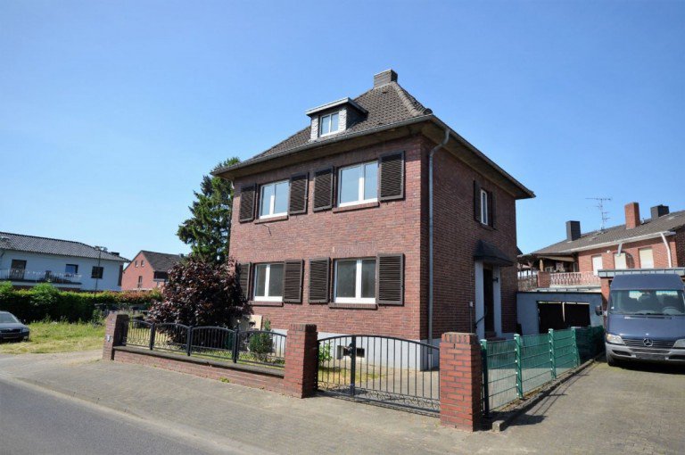 Front H�ckelhoven-Hilfarth Einfamilienhaus Sanierungsbed�rftiges Einfamilienhaus mit 5 Garagen und Baugrund in H�ckelhoven-Hilfarth