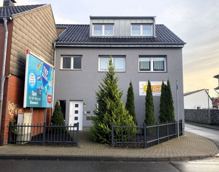 Front 1 Hückelhoven-Ratheim Mehrfamilienhaus Renditestarkes Mehrfamilienhaus! Komplett modernisiertes Mehrfamilienhaus in Hückelhoven-Ratheim