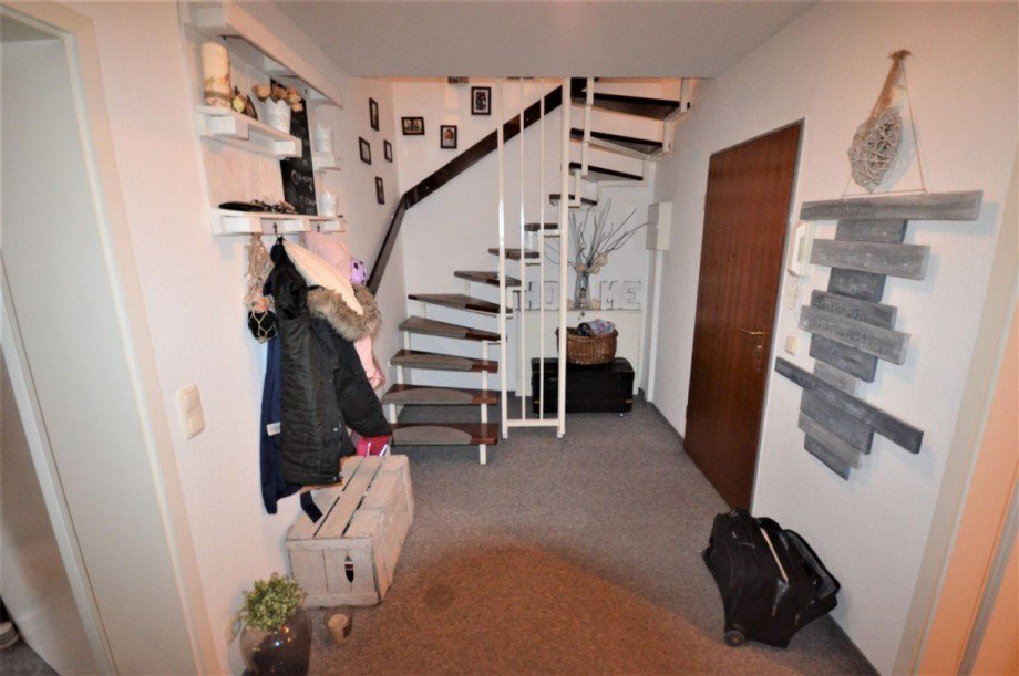 Diele mit Treppenaufgang zu DG Maisonettewohnung M�nchengladbach-Wickrath