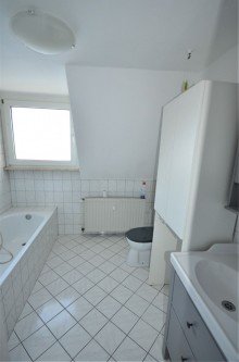 Wohnung DG, Badezimmer Kapitalanlage ? Wohn-/und Gesch�ftshaus in zentraler Lage von H�ckelhoven