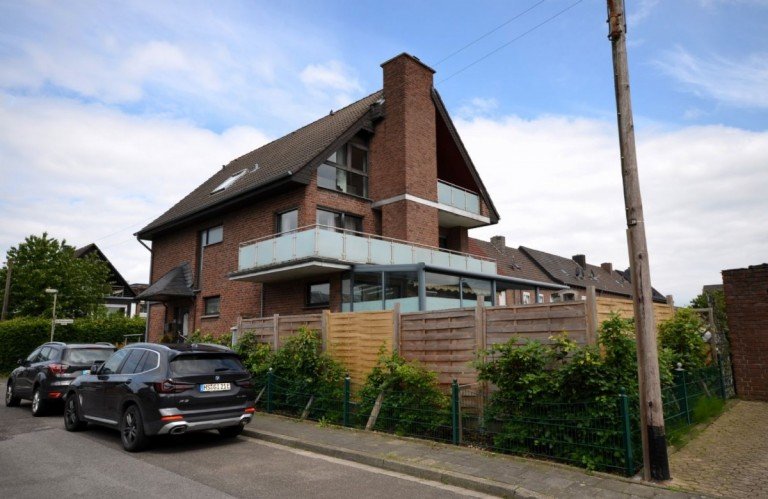 Frontansicht 1 Hückelhoven Einfamilienhaus Großes Einfamilienhaus mit separater Einliegerwohnung in Hückelhoven - Stadt