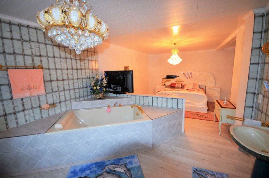 Wohneinheit 1 - ...mit offenem Bad en suite Bild 1 Mehrfamilienhaus H�ckelhoven-Doveren