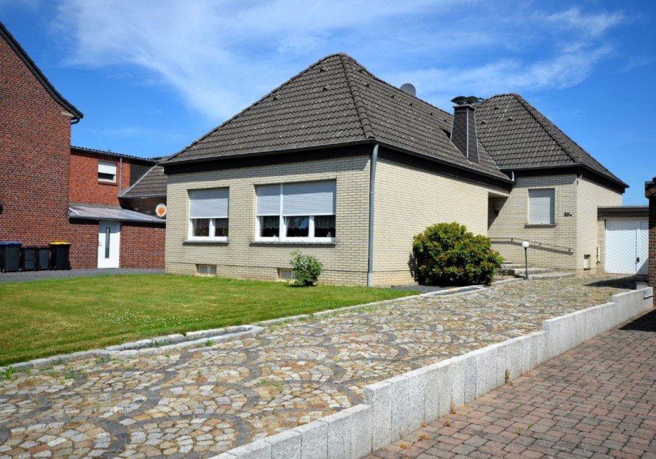Frontansicht 2 Bungalow Heinsberg-Unterbruch
