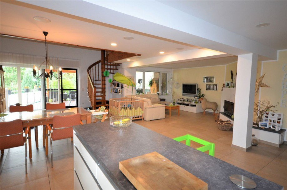 Wohn-/Essbereich mit offener K�che und Zugang zur Dachterrasse und zum Garten Bild 6 Etagenwohnung H�ckelhoven - Doveren