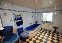 Badezimmer OG Modernisiertes Einfamilienhaus mit Garten in H�ckelhoven-Doveren