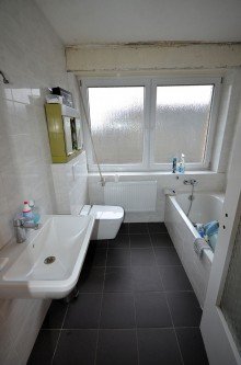 Wohneinheit rechts OG - Badezimmer Solides Zweifamilienhaus als Mehrgenerationenhaus oder Kapitalanlage in Hückelhoven-Baal