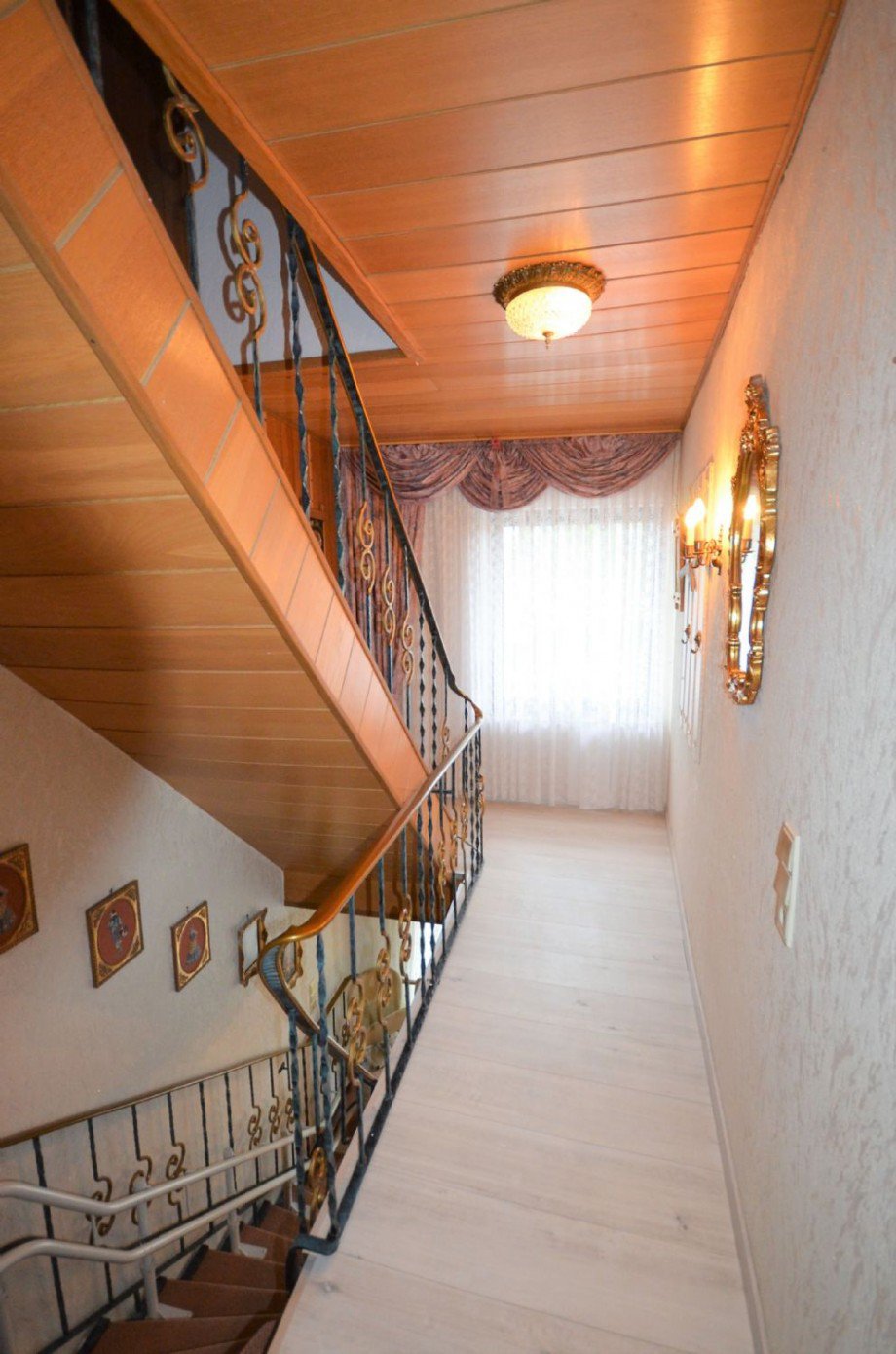 Wohneinheit 1 - Flur OG mit Treppe zum DG Mehrfamilienhaus H�ckelhoven-Doveren