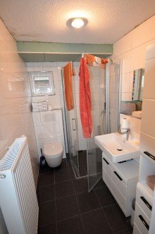 Wohneinheit rechts EG - Badezimmer Solides Zweifamilienhaus als Mehrgenerationenhaus oder Kapitalanlage in Hückelhoven-Baal