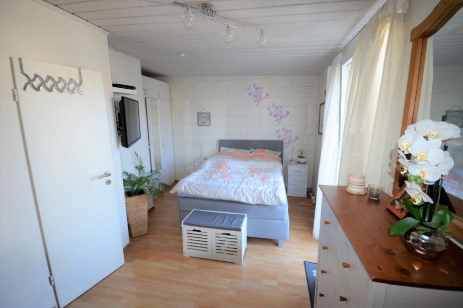 Zimmer 1 OG mit Zugang zum Balkon und Bad en Suite Einfamilienhaus M�nchengladbach